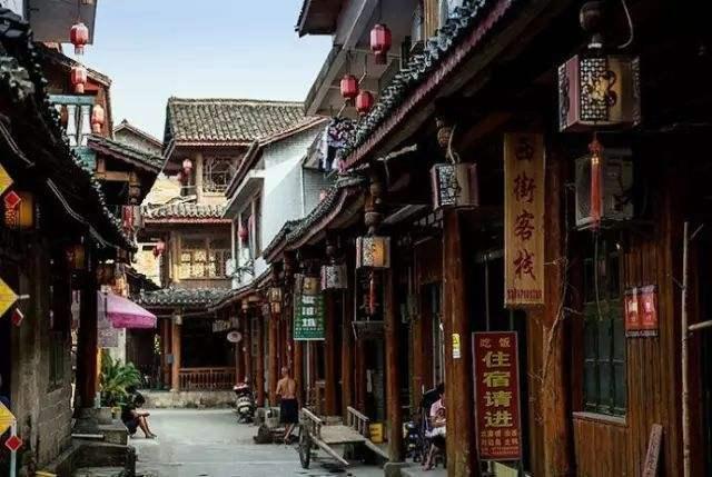 安徽南陵一广场4人遭雷击，被雷击中后该如何自救？游戏画面